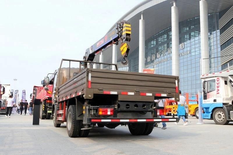 HOWO 4X2 Factory Customized 3tons 4tons 4-5 Meters Cargo Box Mounted with Telescopic Boom Arm Crane Truck Lorry-Mounted Crane Truck