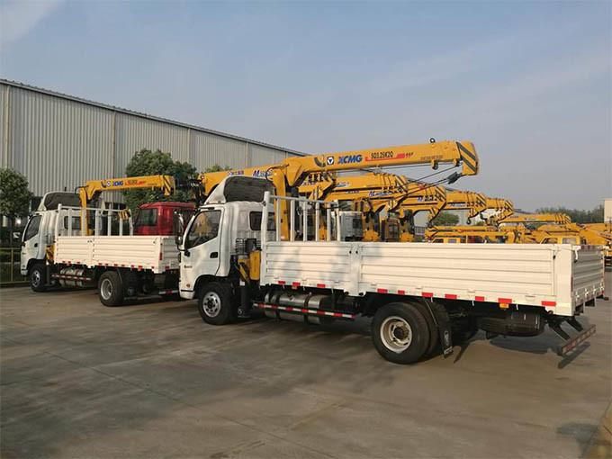 Sinotruk HOWO 4X2/8X4/6X4 Cargo Truck with Mounted Mini Crane