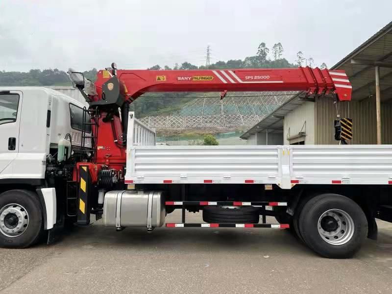 Japanese Brand 4X2 Brand Equipment Construction Material Transport 8tons Truck Mounted with Telescopic Boom Crane