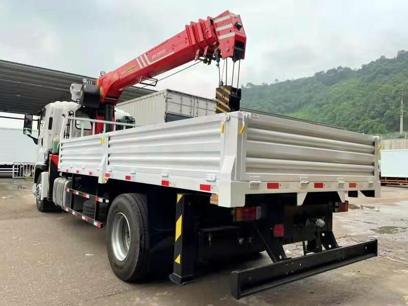 Japanese Brand 4X2 Brand Equipment Construction Material Transport 8tons Truck Mounted with Telescopic Boom Crane